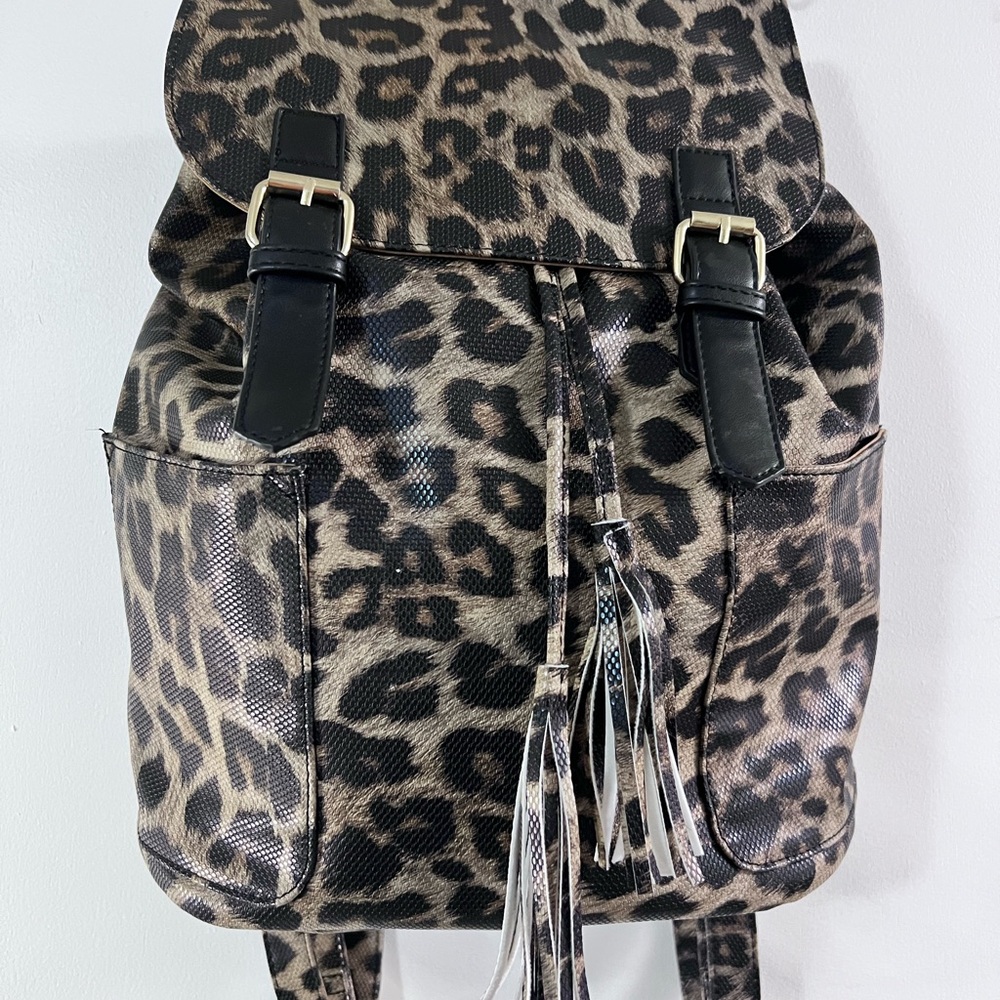 Chic Leopard Print Backpack With Black Details - image 2